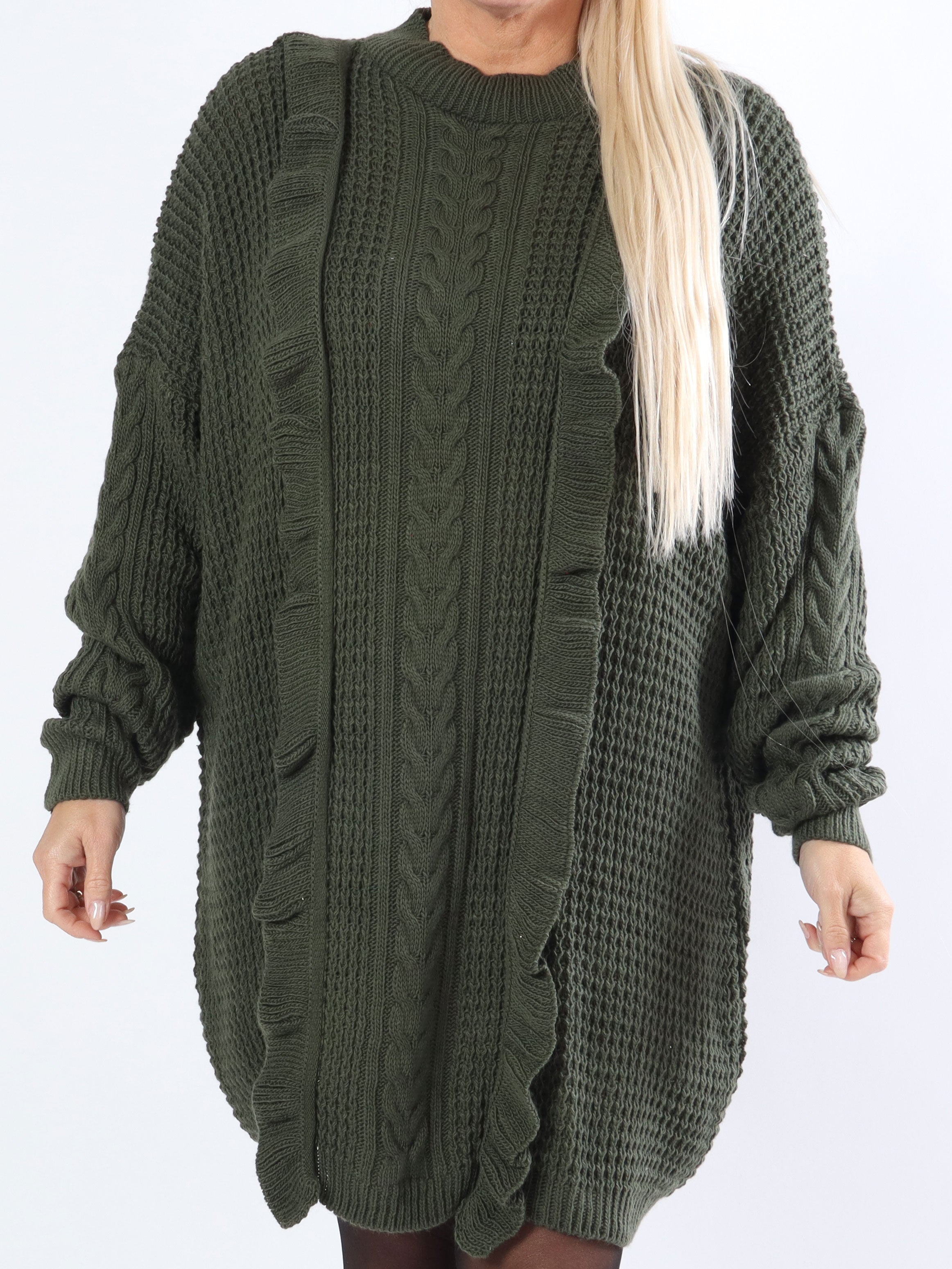 Lalisa - Strikkjole i plus size med kabelstrik og flæser